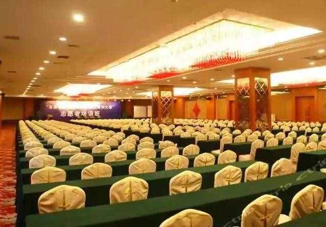 中央列出80條違反八項(xiàng)規(guī)定清單，黨員干部千萬(wàn)別越線！