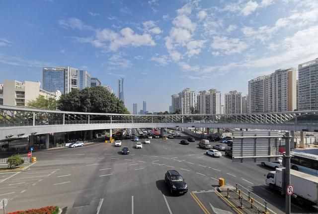 空中花園既視感，春花人行天橋被贊為深圳最美人行天橋