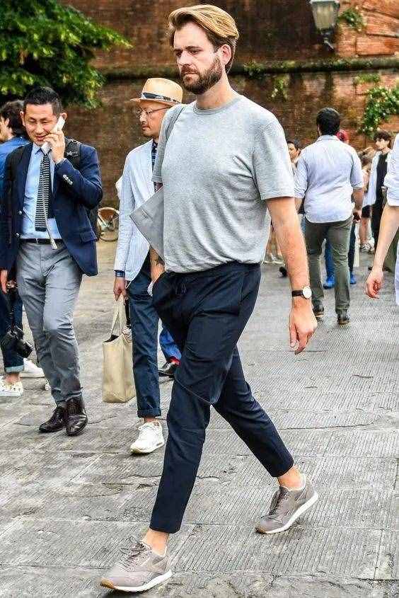 男人不要只穿黑色褲子，這3種顏色也值得選擇，造型時(shí)髦多變