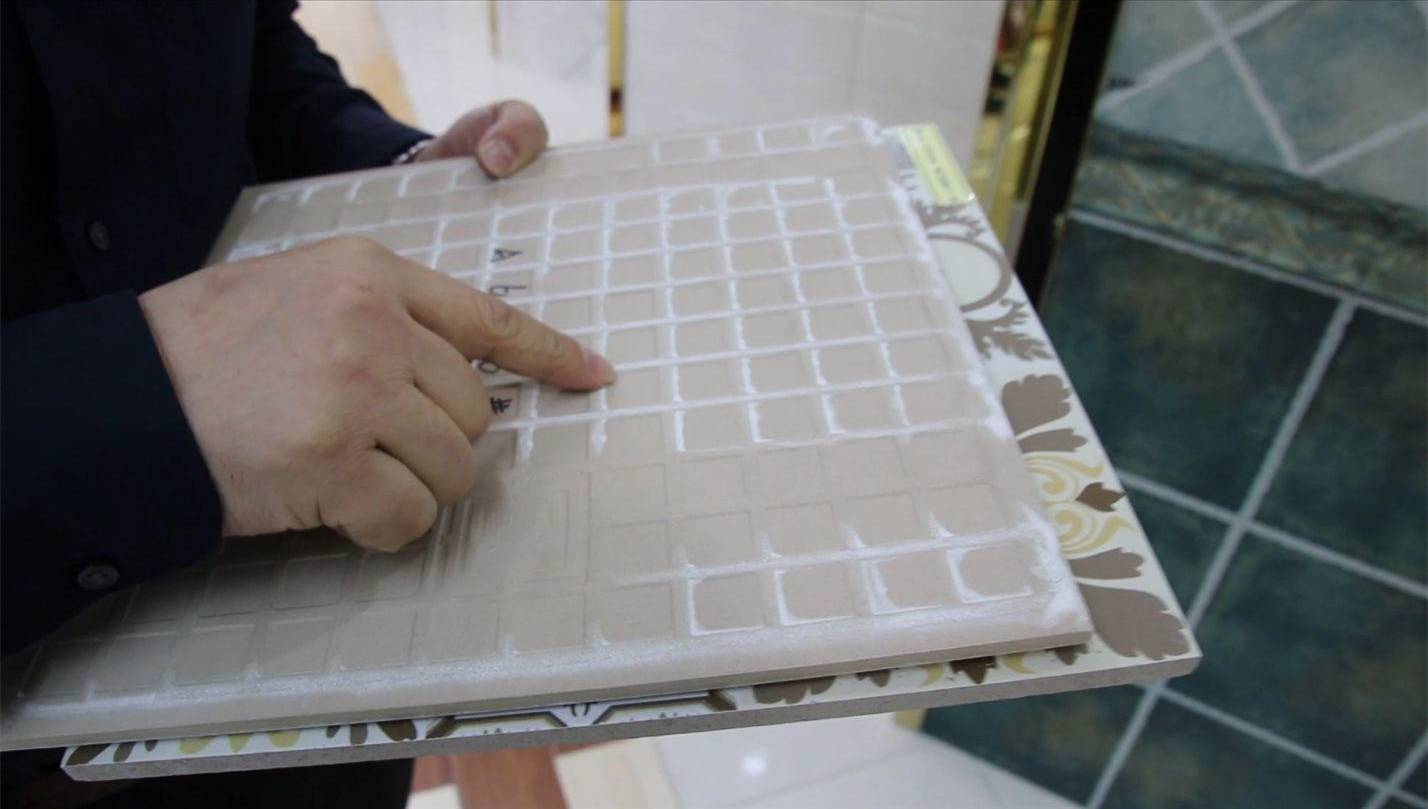 通體磚和拋釉磚哪個(gè)好？瓷磚銷售：窮選通體，富選拋釉