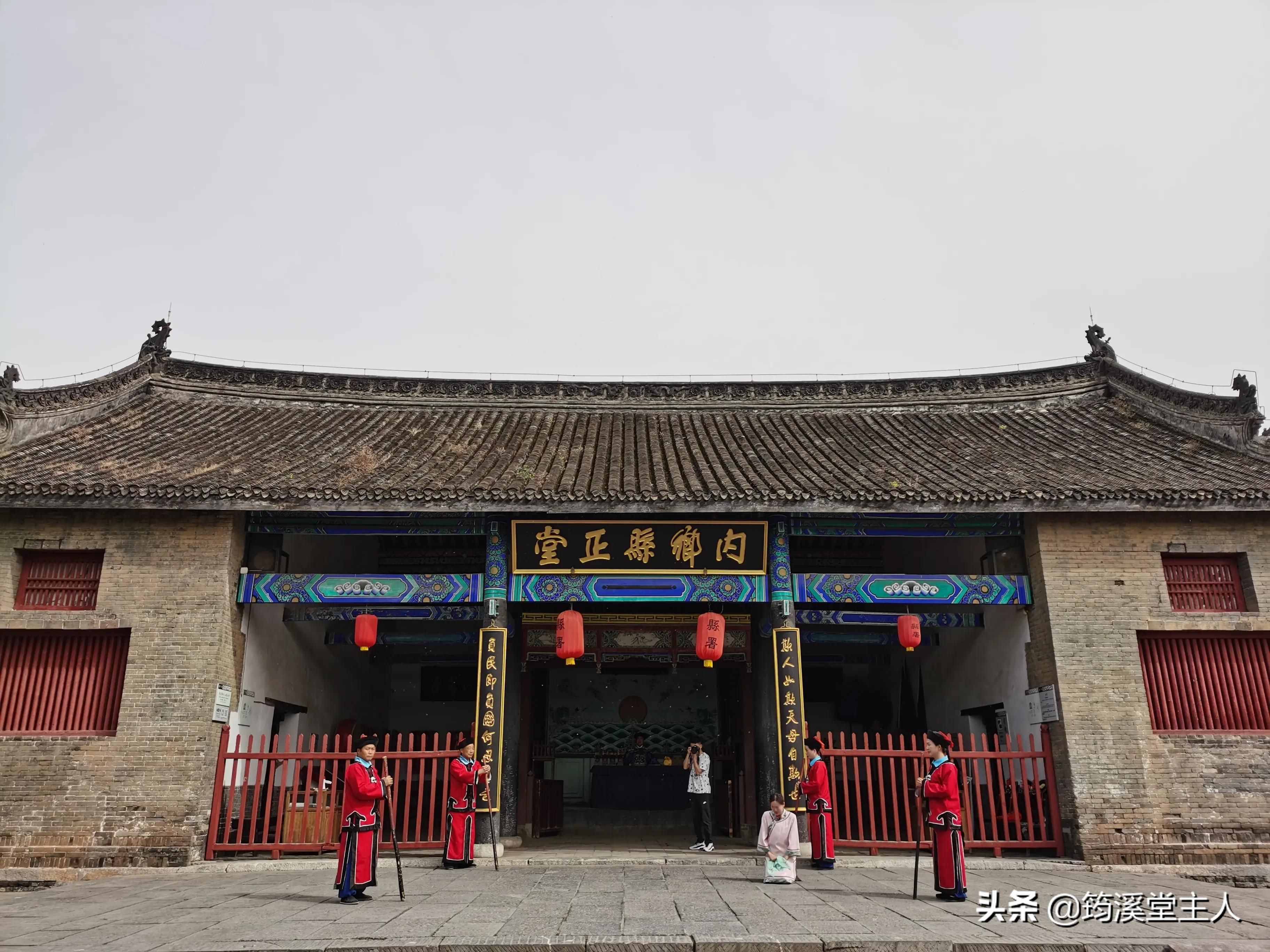 在內(nèi)鄉(xiāng)縣衙品味楹聯(lián)文化
