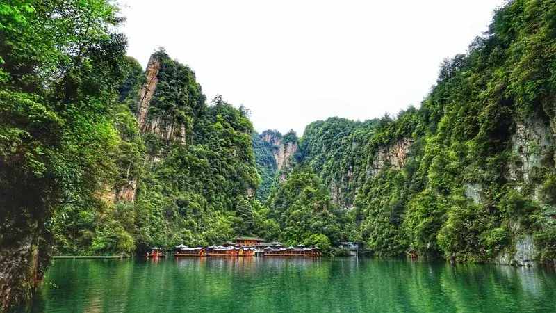 南聯(lián)鳳凰城，北接張家界，湘西這個大峽谷，美得不動聲色！