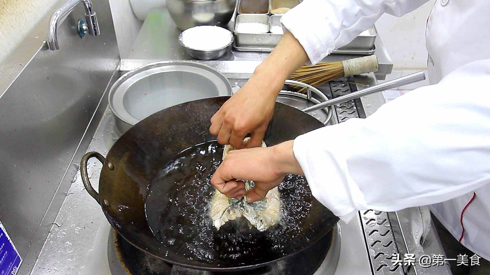 廚師長教你：松鼠魚的正確做法，技巧非常簡單，正宗舌尖上的美食