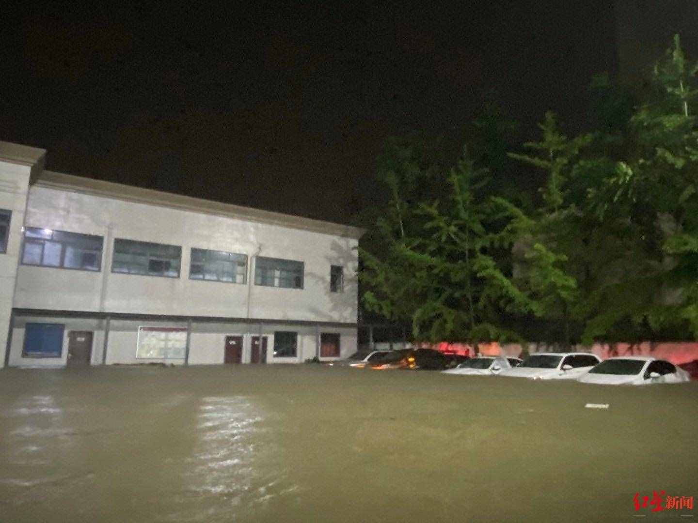 廣漢消防外出抗洪救援營(yíng)救群眾“家”被淹了卻無暇顧及