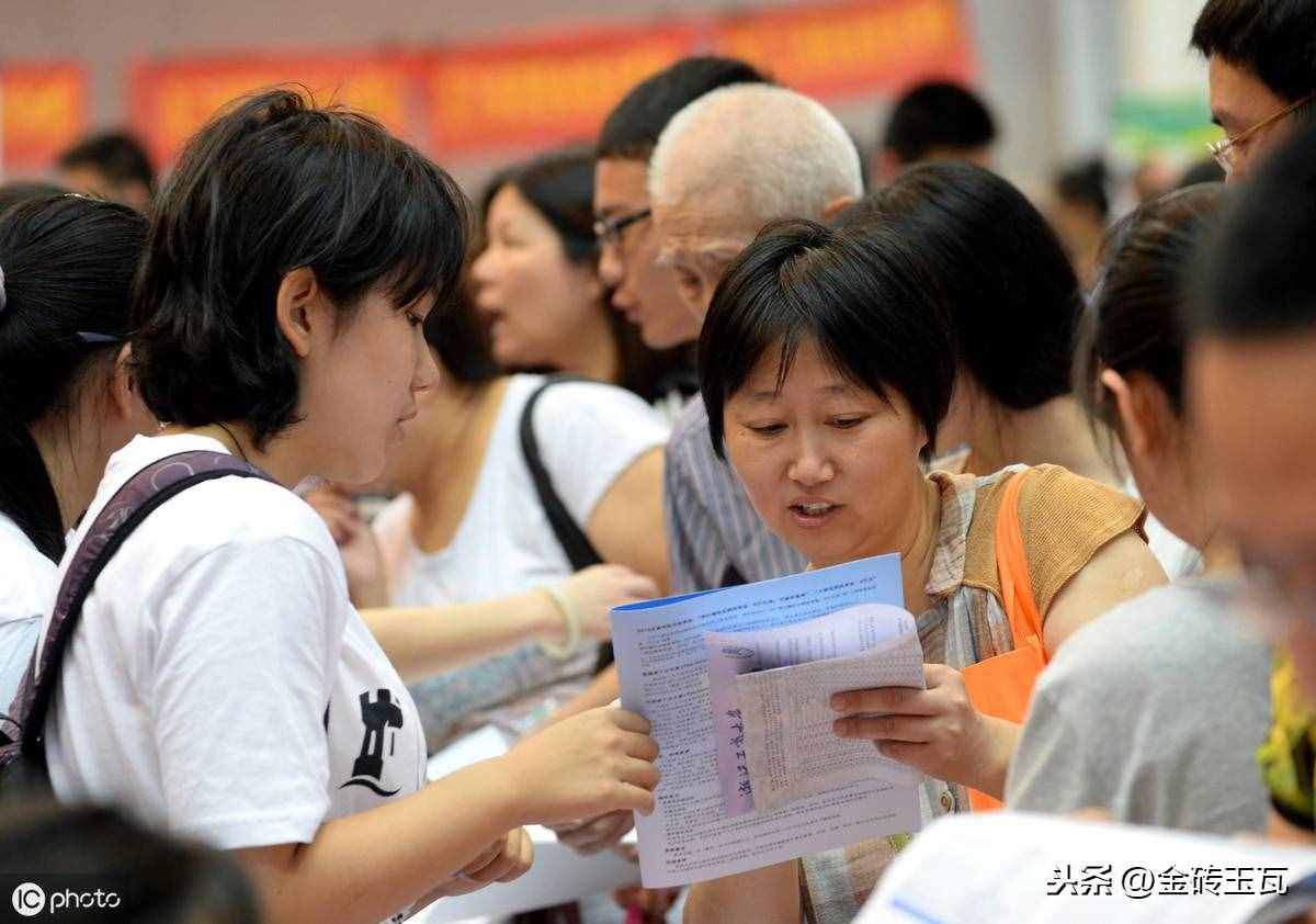 明天家長(zhǎng)會(huì)的發(fā)言稿，請(qǐng)各位給個(gè)意見，畢竟是畢業(yè)班我也認(rèn)真一次