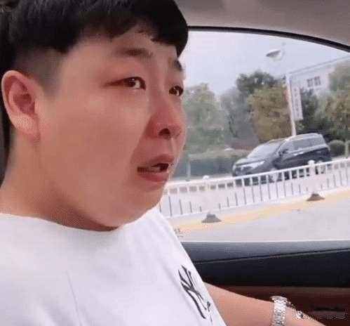 寶爸送女兒上幼兒園哭成淚人，網(wǎng)友：說好的“男兒有淚不輕彈”呢