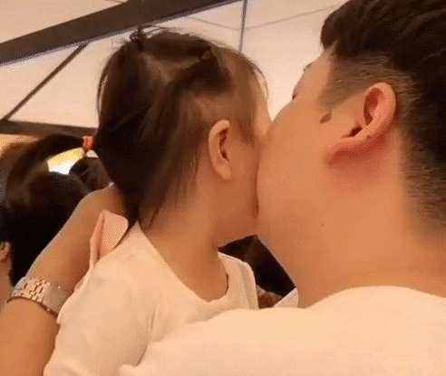 寶爸送女兒上幼兒園哭成淚人，網(wǎng)友：說好的“男兒有淚不輕彈”呢