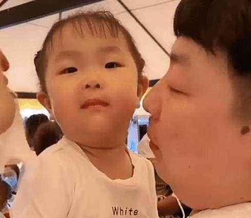 寶爸送女兒上幼兒園哭成淚人，網(wǎng)友：說好的“男兒有淚不輕彈”呢