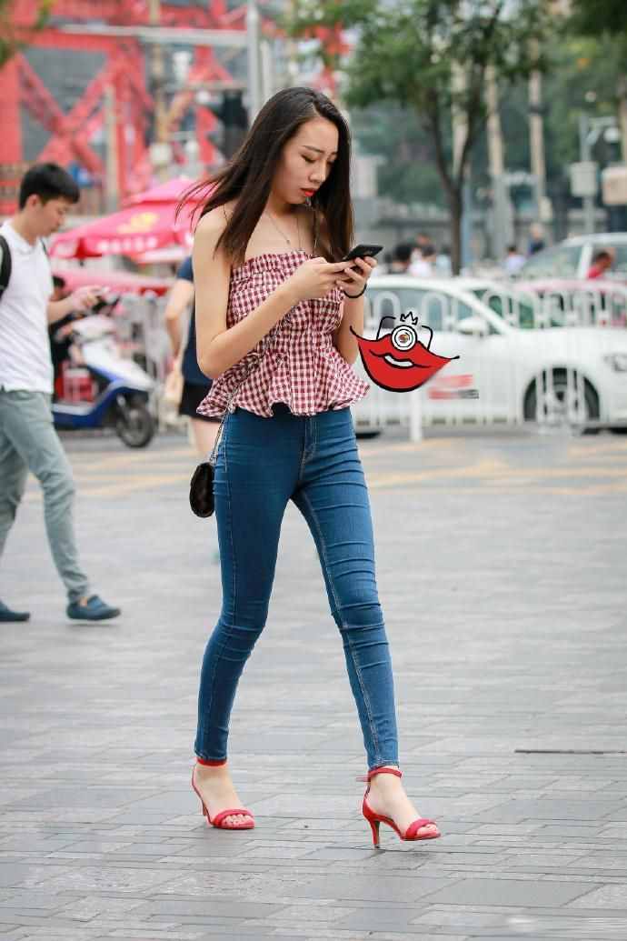 時(shí)尚干練的緊身牛仔褲，充滿(mǎn)女性魅力風(fēng)情，盡顯氣質(zhì)女人味