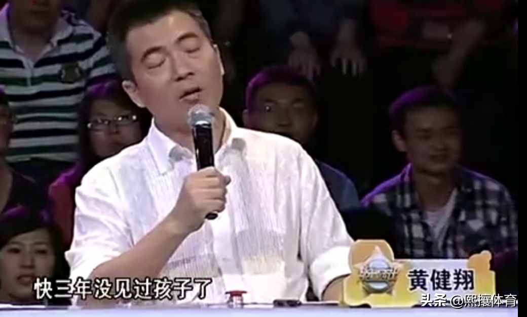 黃健翔曬一家人合影，兒子很像他，女兒乖巧，前妻獨(dú)自撫養(yǎng)大女兒