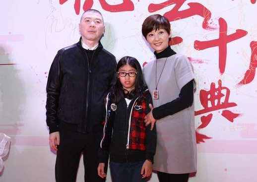 馮小剛徐帆帶兩女兒聚餐，大女兒長(zhǎng)相酷似爸爸，養(yǎng)女顏值身材俱佳