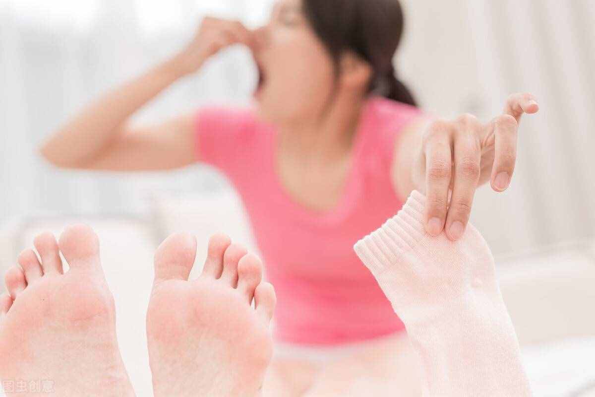 總是腳臭怎么辦？教你4招，輕松“趕跑”腳臭的困擾