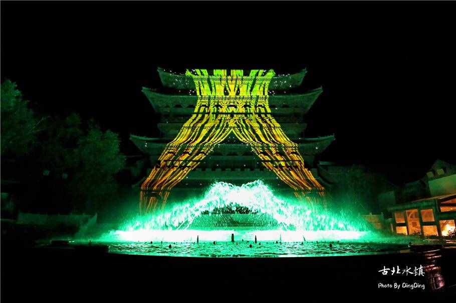 最古色古香的音樂(lè)噴泉，古北水鎮(zhèn)夜晚一場(chǎng)水火交融的音樂(lè)火舞秀