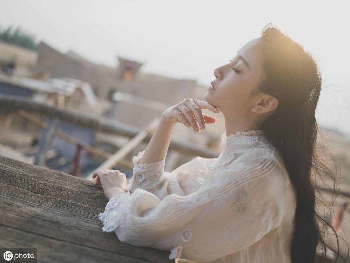 美文《執(zhí)筆流年，笑看紅塵》，文字精短，意義深長，值得一讀！