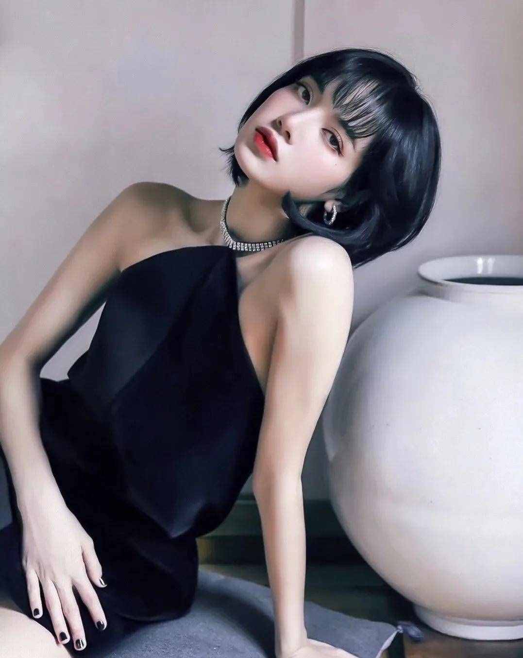 高額頭長臉型女生，如何留發(fā)型？短發(fā)是無法抗拒的選擇，美哭了
