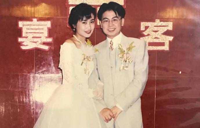 黃一山夫妻罕見同框秀恩愛，慶祝結(jié)婚25周年，妻子美貌出眾氣質(zhì)好