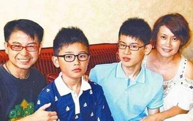 黃一山夫妻罕見同框秀恩愛，慶祝結(jié)婚25周年，妻子美貌出眾氣質(zhì)好