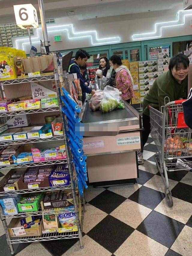 范冰冰現(xiàn)身紐約街頭，復(fù)出在望心情好，不顧身體發(fā)福展吃貨本色