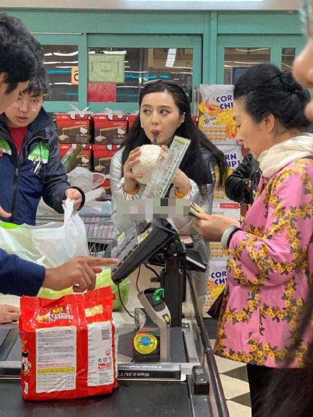 范冰冰現(xiàn)身紐約街頭，復(fù)出在望心情好，不顧身體發(fā)福展吃貨本色