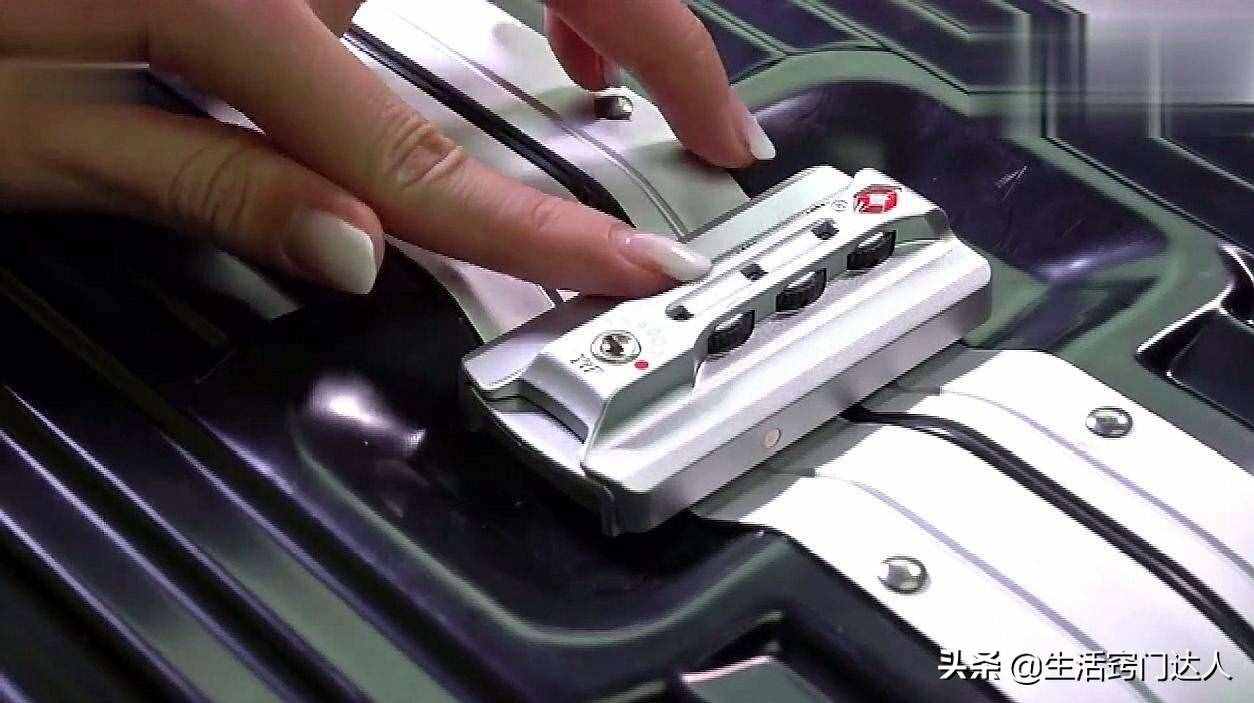 行李箱打不開別著急，找到3個(gè)“缺口”，30秒就能破解開，學(xué)學(xué)吧