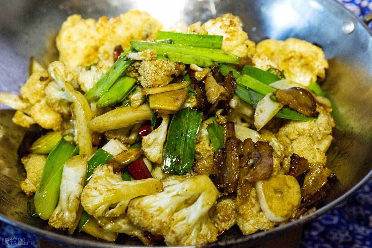 家常炒花菜，直接炒還是先焯水？大廚教你一招，出鍋后又香又脆