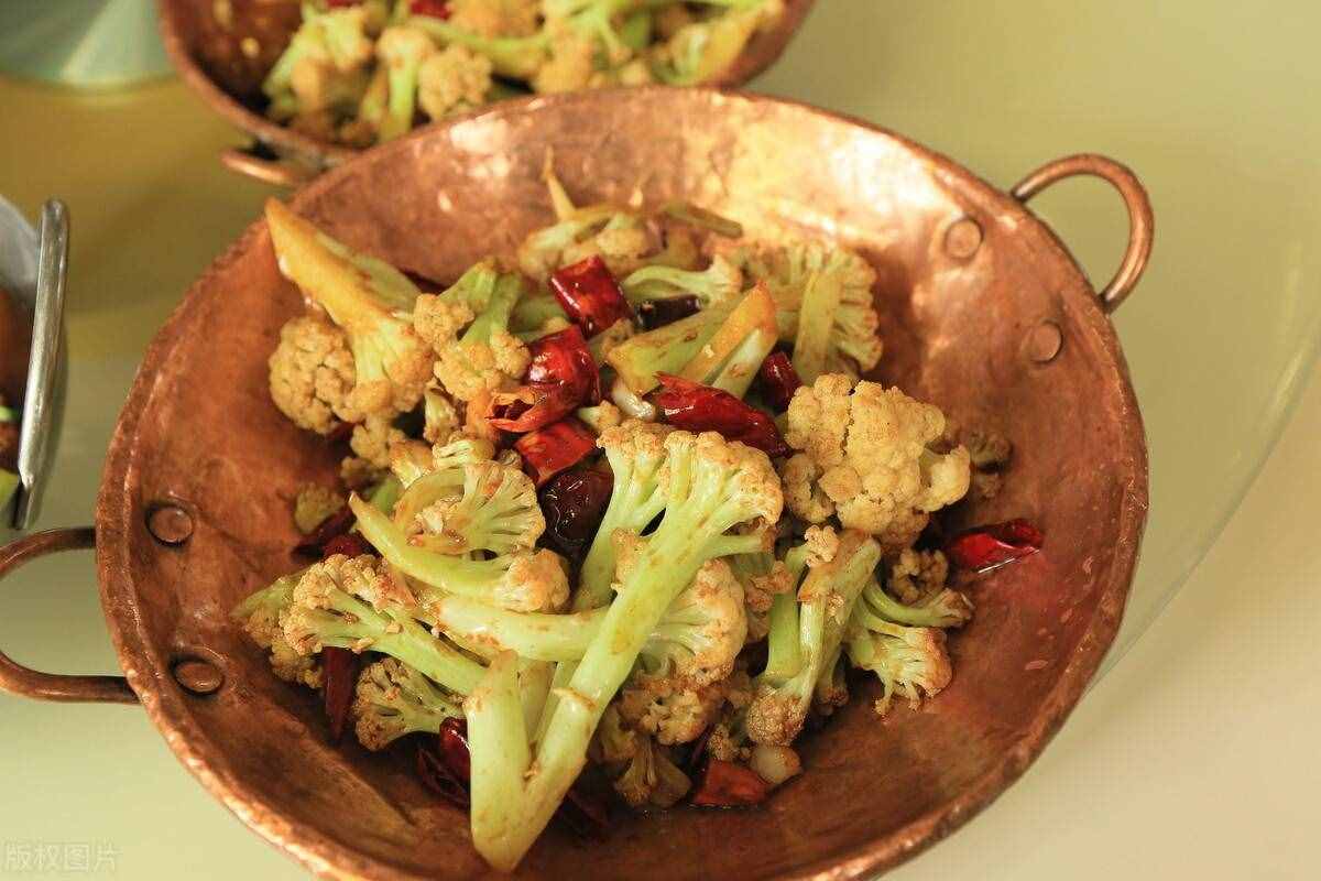 家常炒花菜，直接炒還是先焯水？大廚教你一招，出鍋后又香又脆