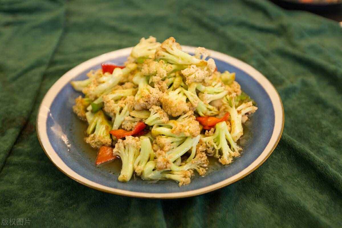 家常炒花菜，直接炒還是先焯水？大廚教你一招，出鍋后又香又脆