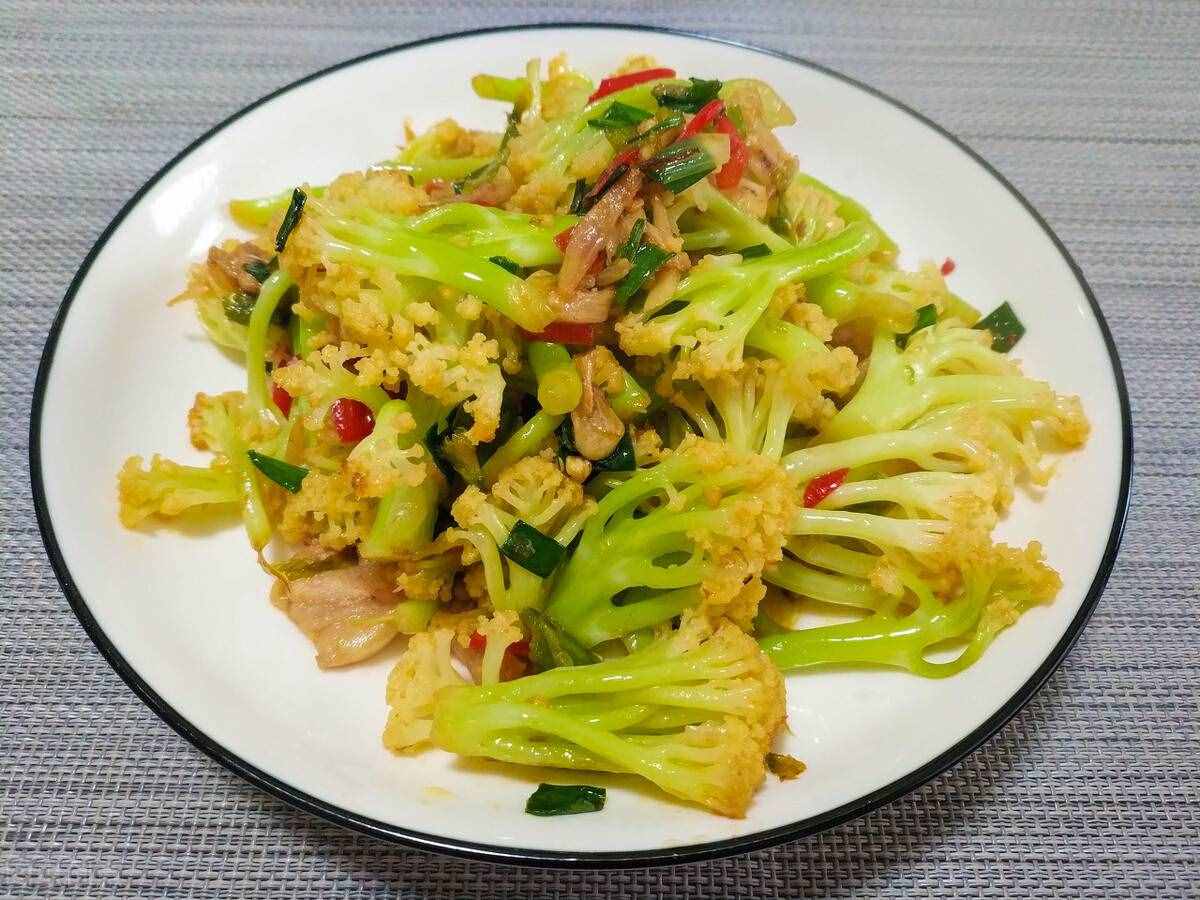 家常炒花菜，直接炒還是先焯水？大廚教你一招，出鍋后又香又脆