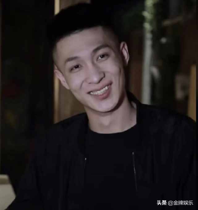 網(wǎng)紅宏楠觸碰高壓電不幸離世，女友曬出單人婚紗照，看了好心酸