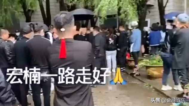 網(wǎng)紅宏楠觸碰高壓電不幸離世，女友曬出單人婚紗照，看了好心酸