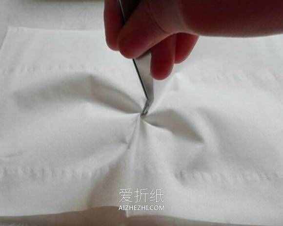怎么用餐巾紙簡單做玫瑰花的方法圖解- www.aizhezhi.com