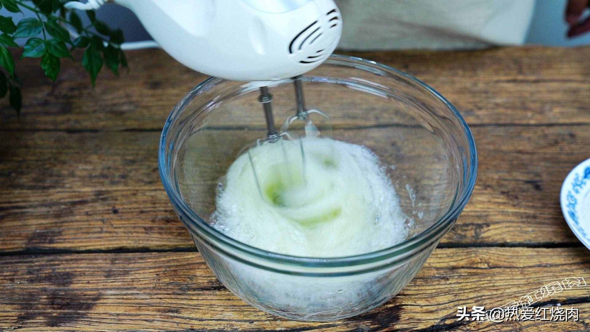電壓力鍋也能做蛋糕，5個(gè)雞蛋2兩糖，蓬松又香甜，孩子吃著特高興
