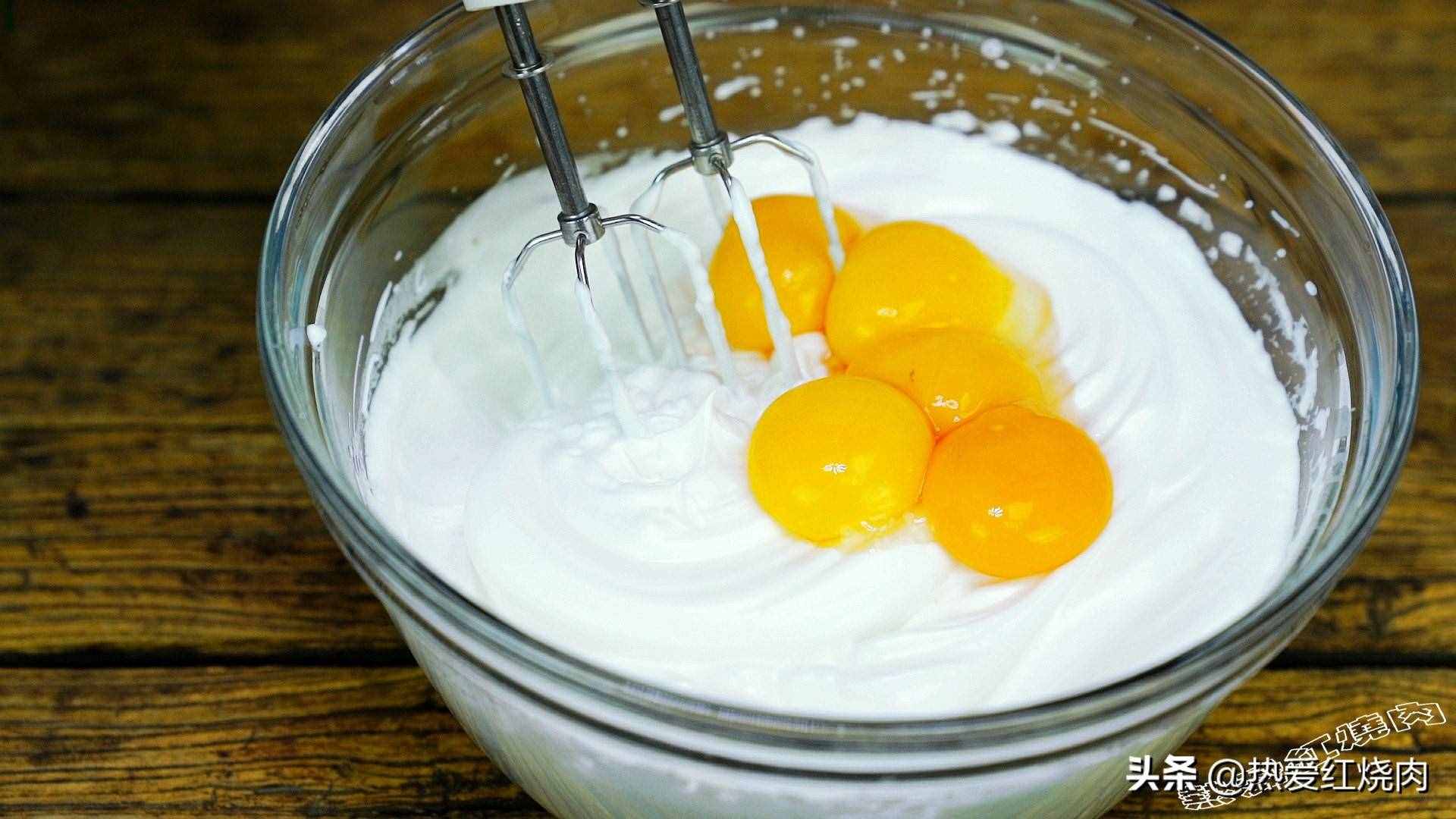 電壓力鍋也能做蛋糕，5個(gè)雞蛋2兩糖，蓬松又香甜，孩子吃著特高興