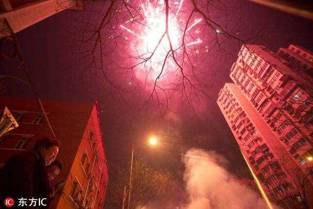 各地除夕夜燃放絢爛煙花 火樹銀花喜迎生肖雞年到來