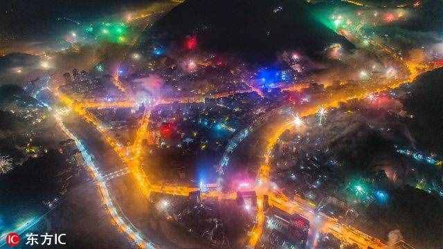 各地除夕夜燃放絢爛煙花 火樹銀花喜迎生肖雞年到來