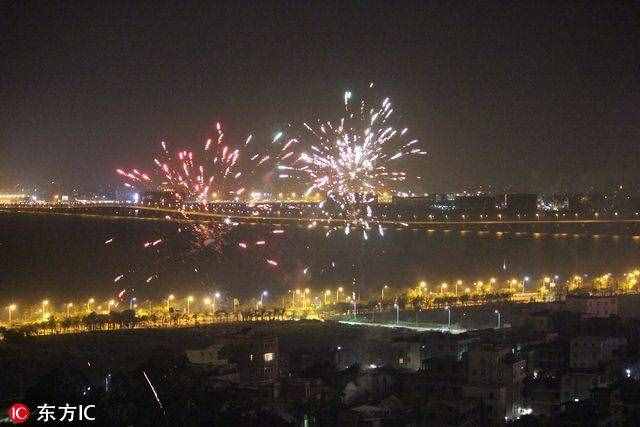 各地除夕夜燃放絢爛煙花 火樹銀花喜迎生肖雞年到來