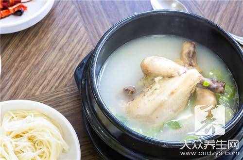 給產(chǎn)婦燉雞湯的做法步驟是什么？