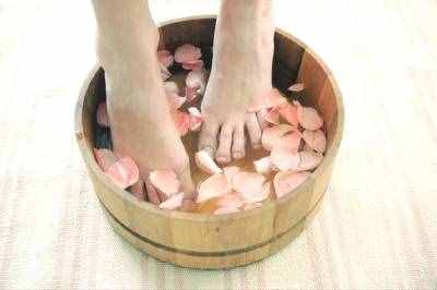 夏季是“香港腳”頻發(fā)季，醫(yī)生：家庭用醋泡腳達(dá)不到殺菌效果，30%的醫(yī)用冰醋酸才有效
