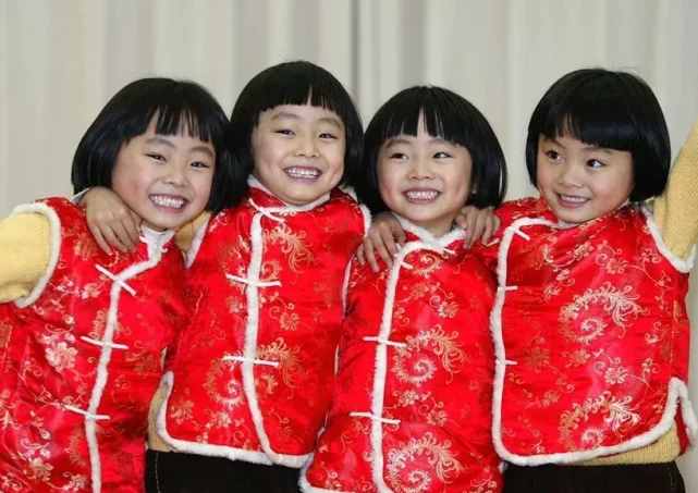 當(dāng)初的“南京4鳳”長大了，跨年晚會(huì)牽手謝霆鋒，不愧女大十八變