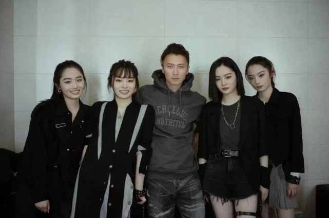 當(dāng)初的“南京4鳳”長大了，跨年晚會(huì)牽手謝霆鋒，不愧女大十八變