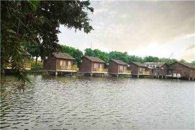 在惠州這家度假村，住在懸在湖邊的小木屋是什么樣的體驗
