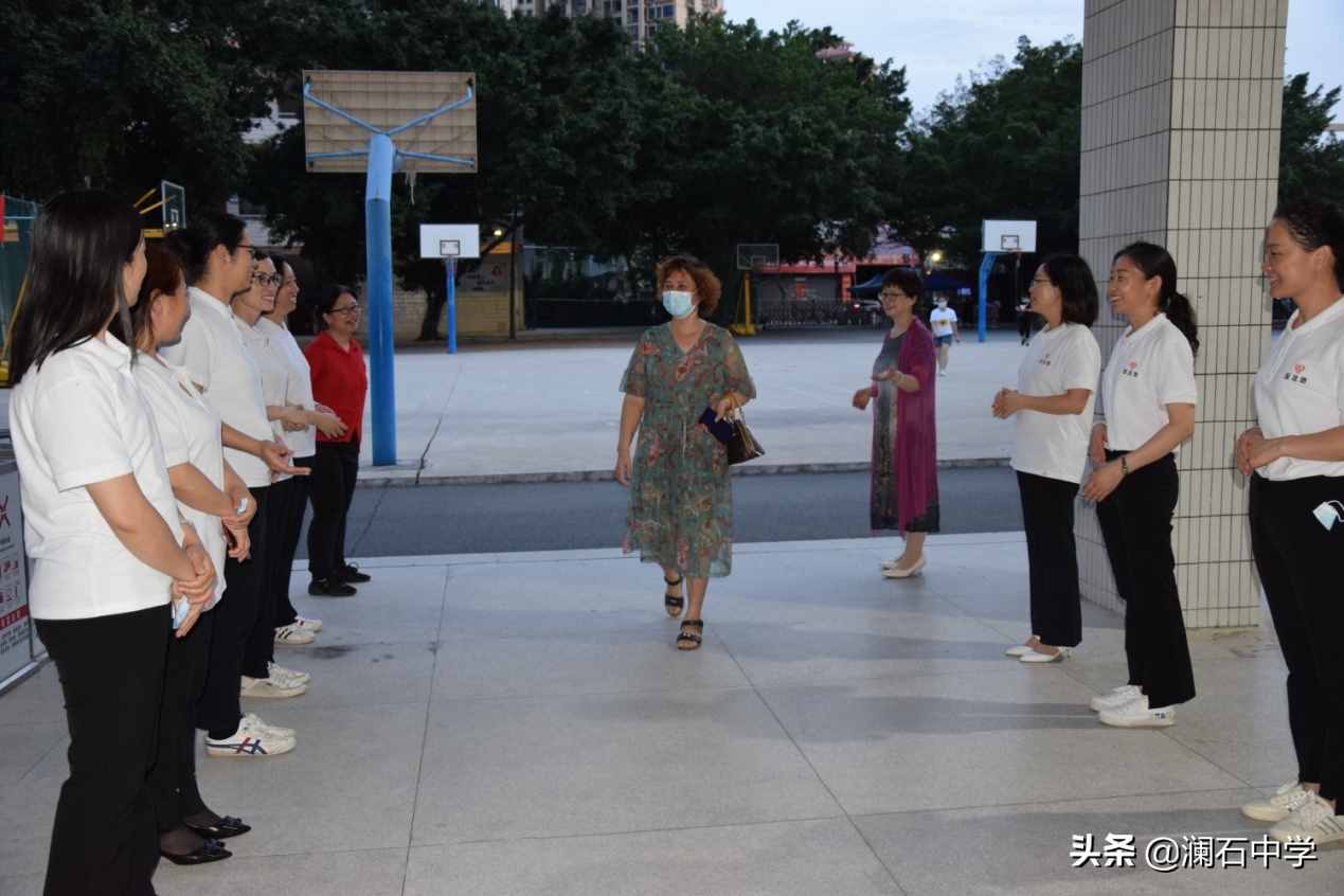 瀾石中學(xué)開展八年級家委會換屆大會暨與金絲結(jié)家長學(xué)校簽約儀式