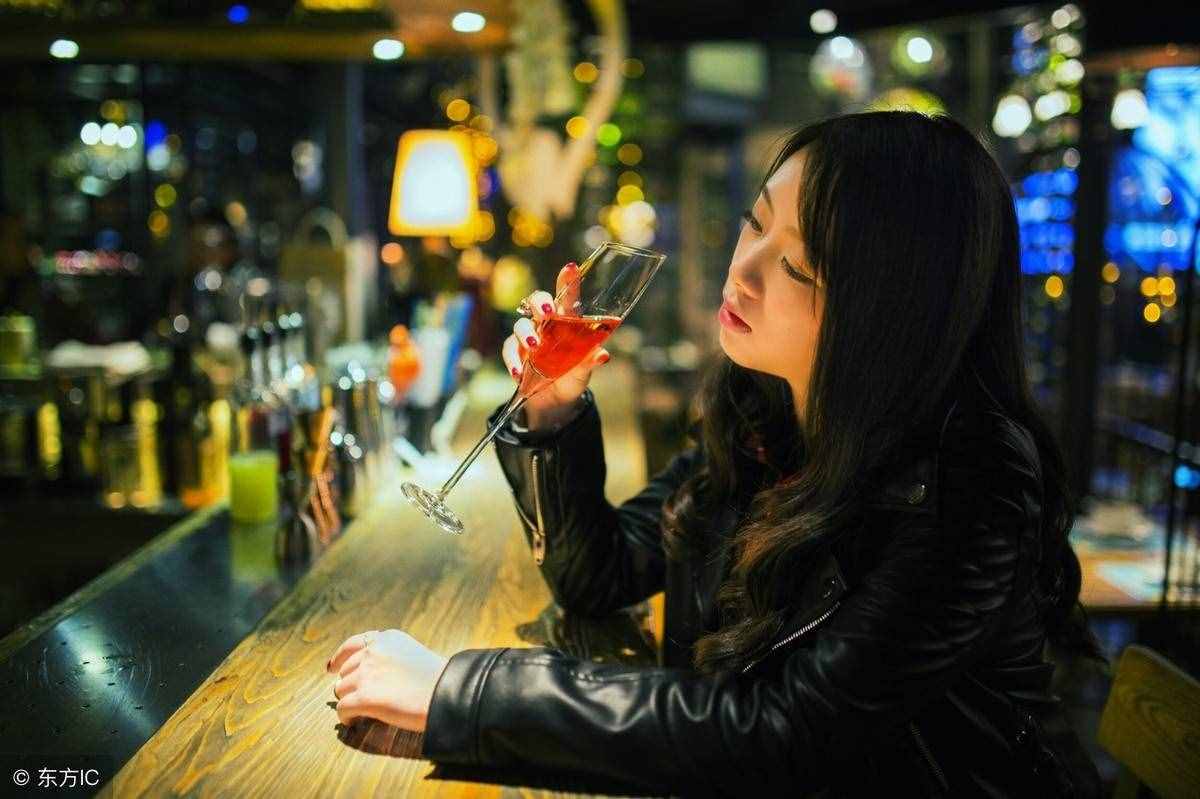 刀郎非常動聽的歌曲—《守候在凌晨兩點(diǎn)的傷心秀吧》