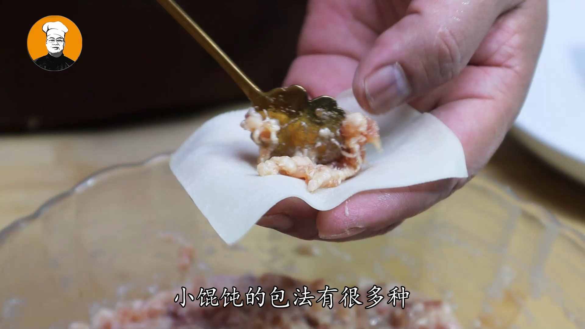 餛飩好吃的關(guān)鍵在調(diào)餡和湯底，飯店的秘訣告訴你，學(xué)會可以擺攤了