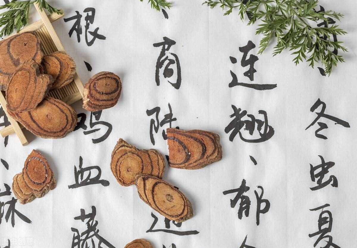 紅如雞血的雞血藤，能活血養(yǎng)血，可治血液病、婦科病等10多種病