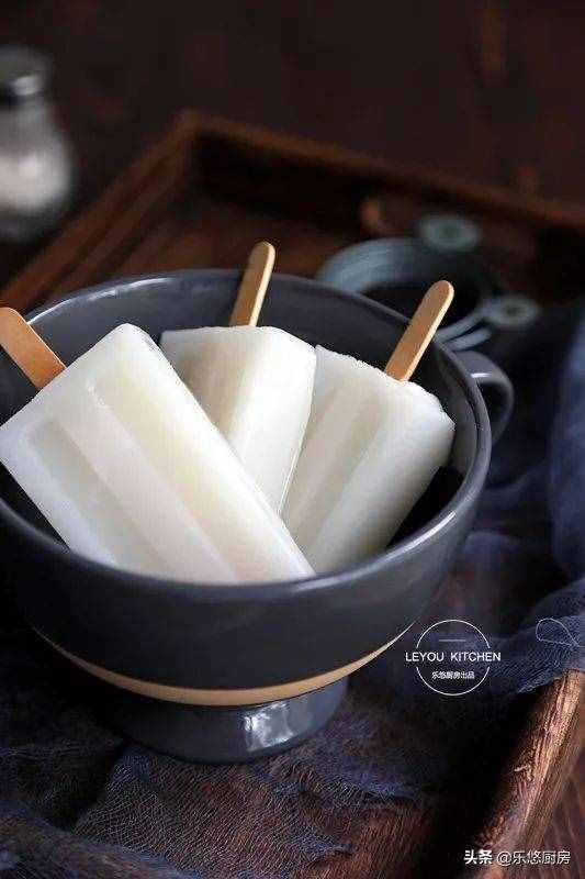 小時候常吃的老冰棍，在家做很簡單，用牛奶、糖、糯米粉就可以做