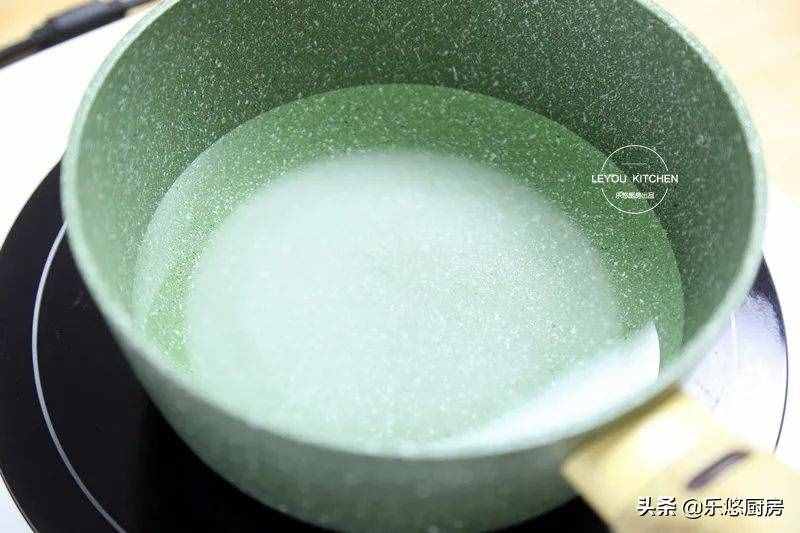 小時候常吃的老冰棍，在家做很簡單，用牛奶、糖、糯米粉就可以做