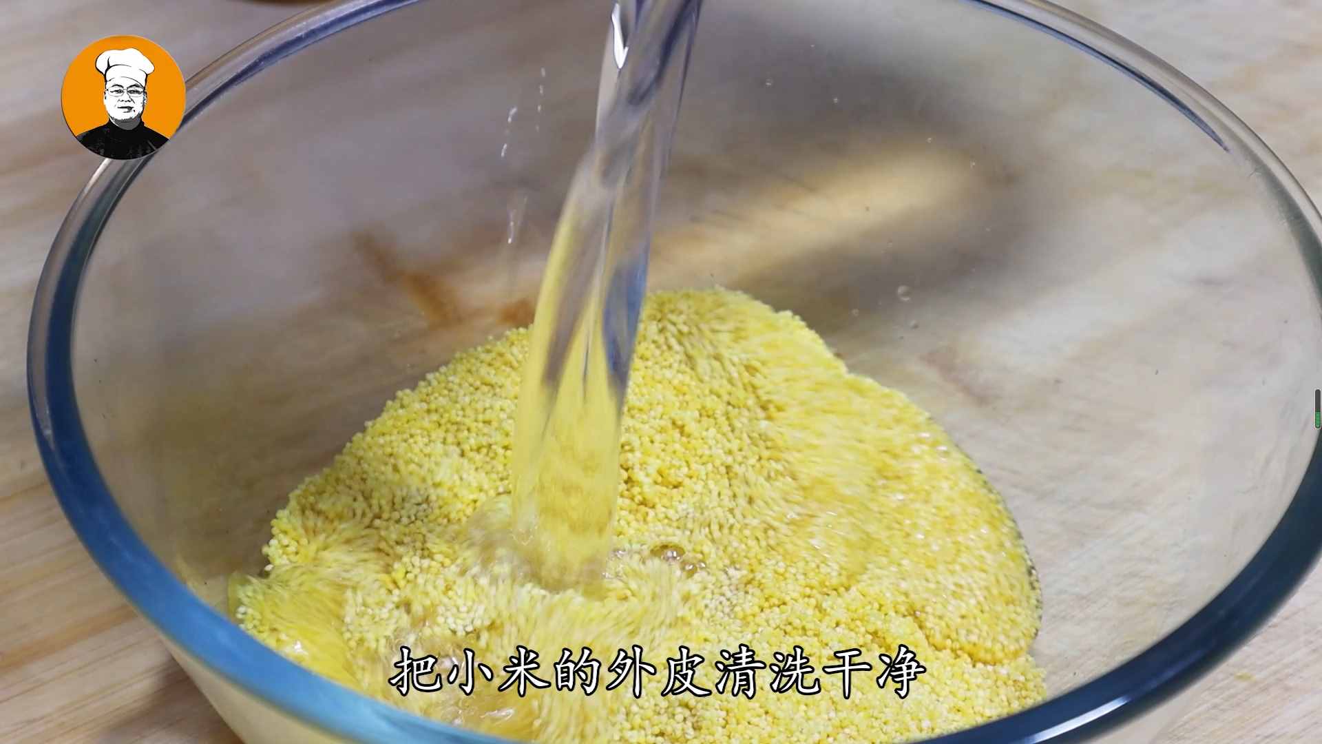 熬小米粥時，直接用水煮就錯了，教你3個小技巧，香濃黏稠米油厚