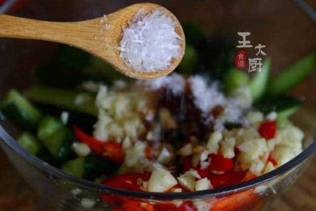 家常版腌黃瓜的做法，簡(jiǎn)單又好吃，過(guò)年期間最受歡迎