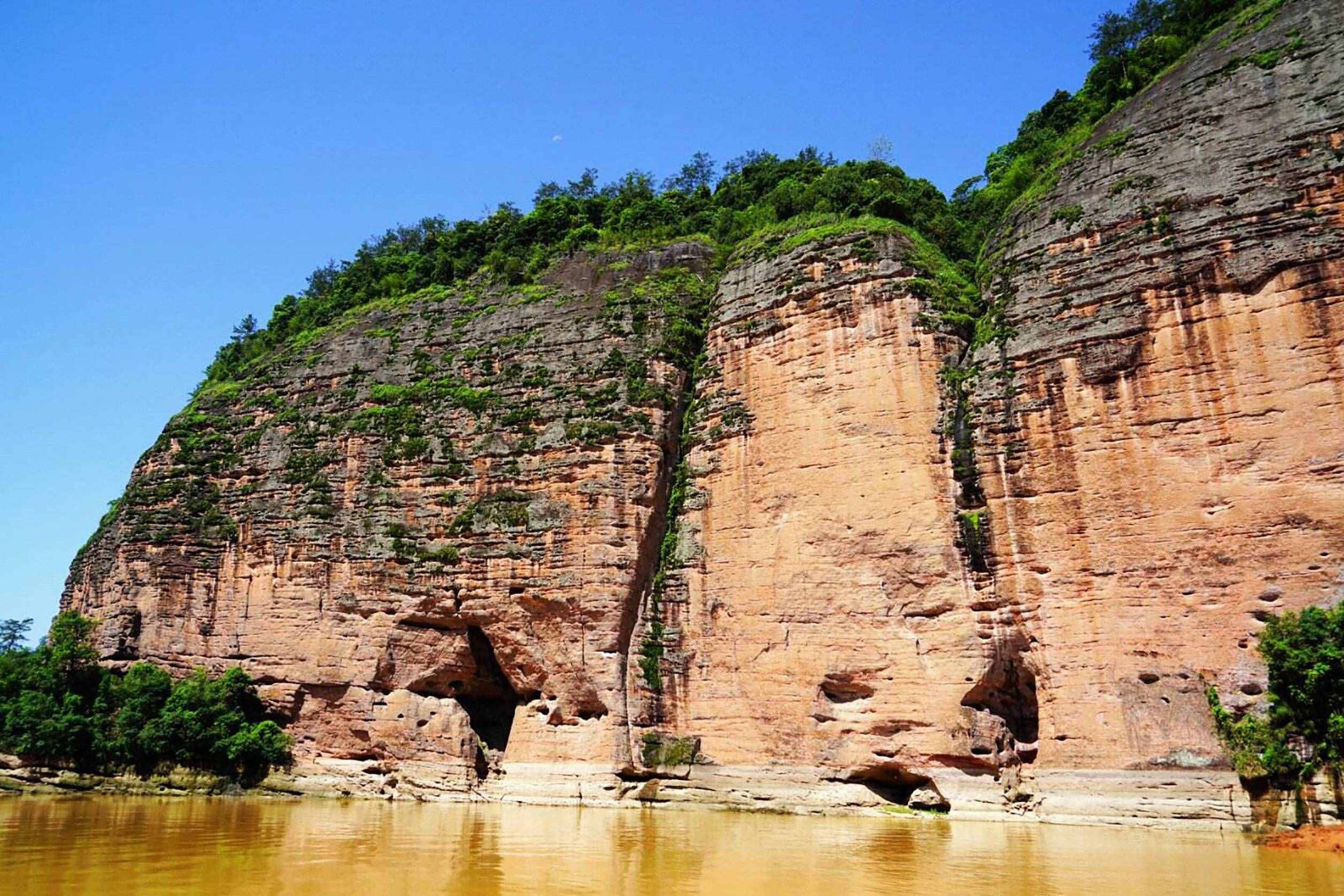 福建泰寧金湖甘露巖寺，一柱插地，撐起一寺廟，令人驚嘆